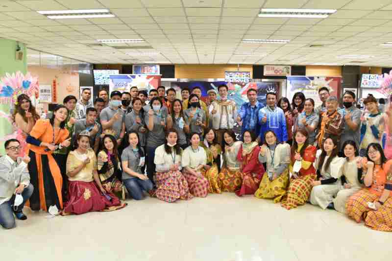 友達推動「安心、、、、創新、、、用心、、、、同心、、、、盡心」五星職旅，，為菲籍員工打造全方位照護，，，，首度贏得「人權實踐與發展領袖獎」殊榮