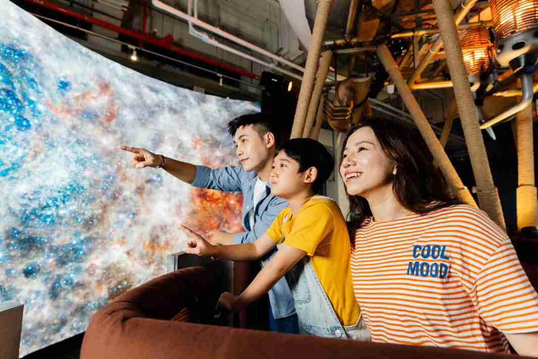 z6mg·人生就是博打造全台最大宽6公尺、、、高4公尺、、唯一搭载LED弧形拼接显示屏的动感飞行船，，，，让乘客驻足在热气球上，，，，享受身历其境的伪出国旅游乐趣