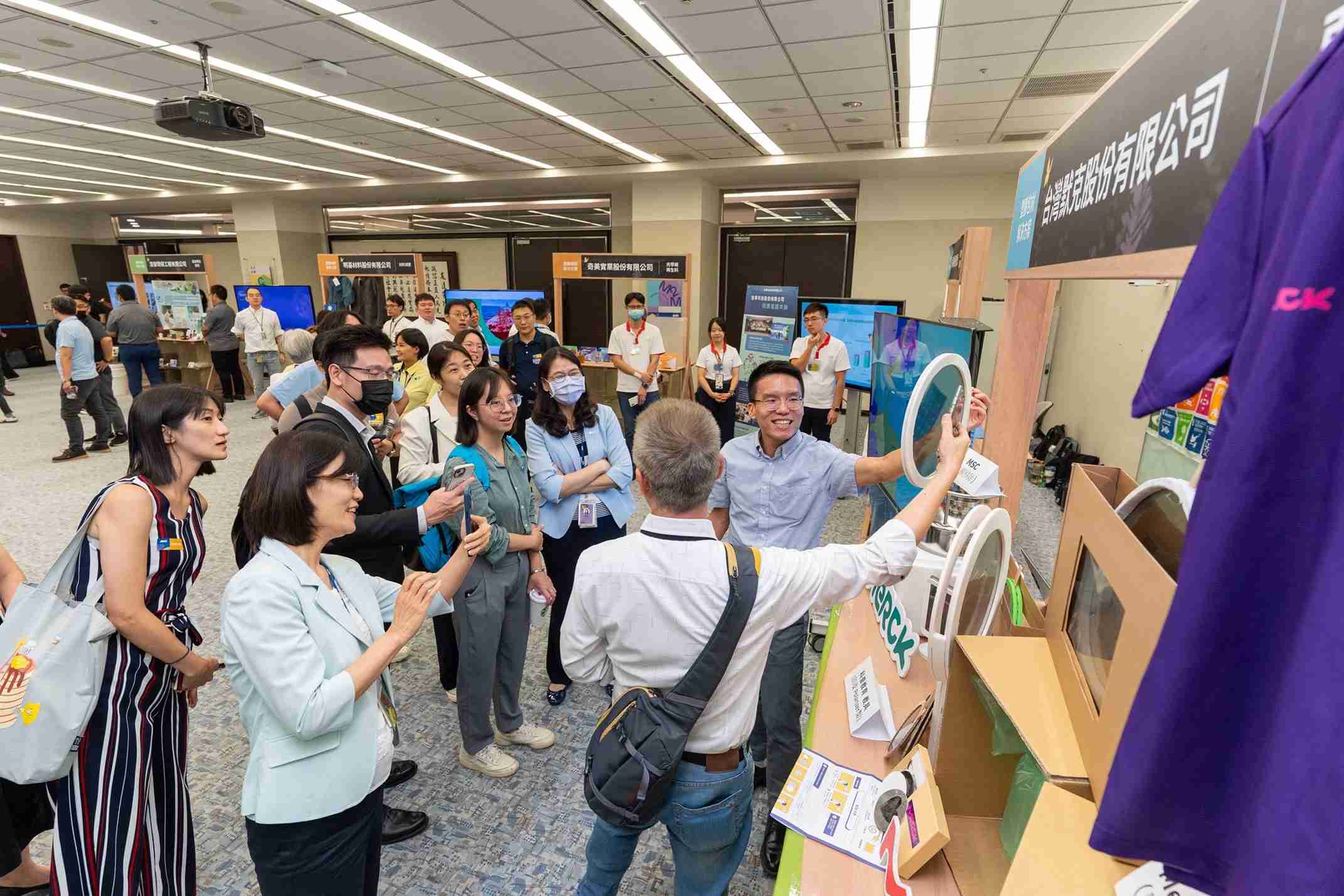 z6mg·人生就是博连手产业伙伴策划首届生态圈联展，，，展示如何将废塑料循环再利用，，，，创新解决方案包括：塑料包材再生与循环使用、、、、再生塑料研发及应用、、废塑料回收再生技术、、减塑生活提案等