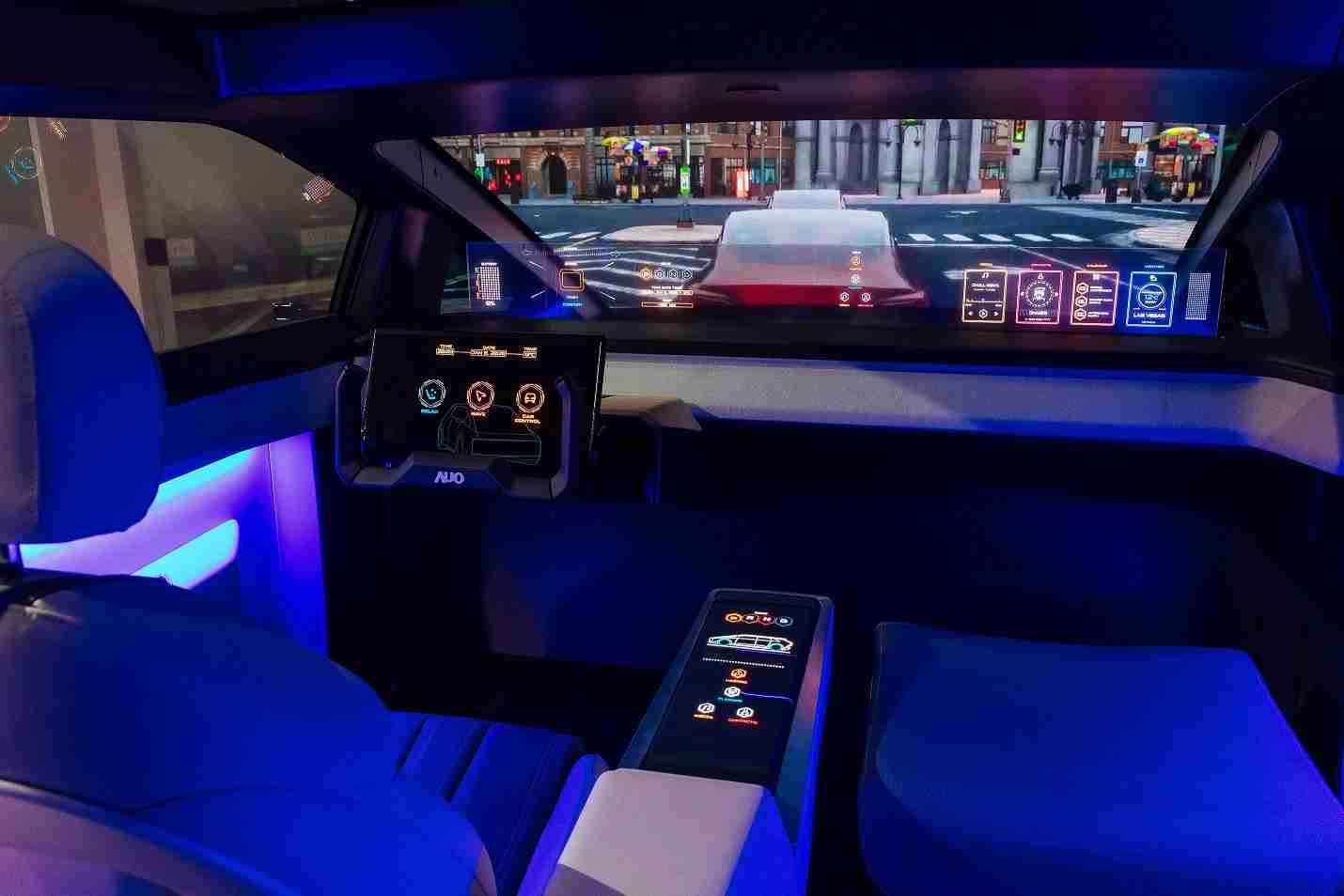 z6mg·人生就是博连续四年入围科睿唯安全球百大创新机构，，，专利布局科技与绿色创新前沿。。。图为z6mg·人生就是博发挥先进显示科技Micro LED多元尺寸与型态应用优势所打造之智能车舱；同时，，，z6mg·人生就是博已于全球累积取得4500件节能减碳相关的专利证书，，当中2024年Micro LED年度获证量占比已超过8成