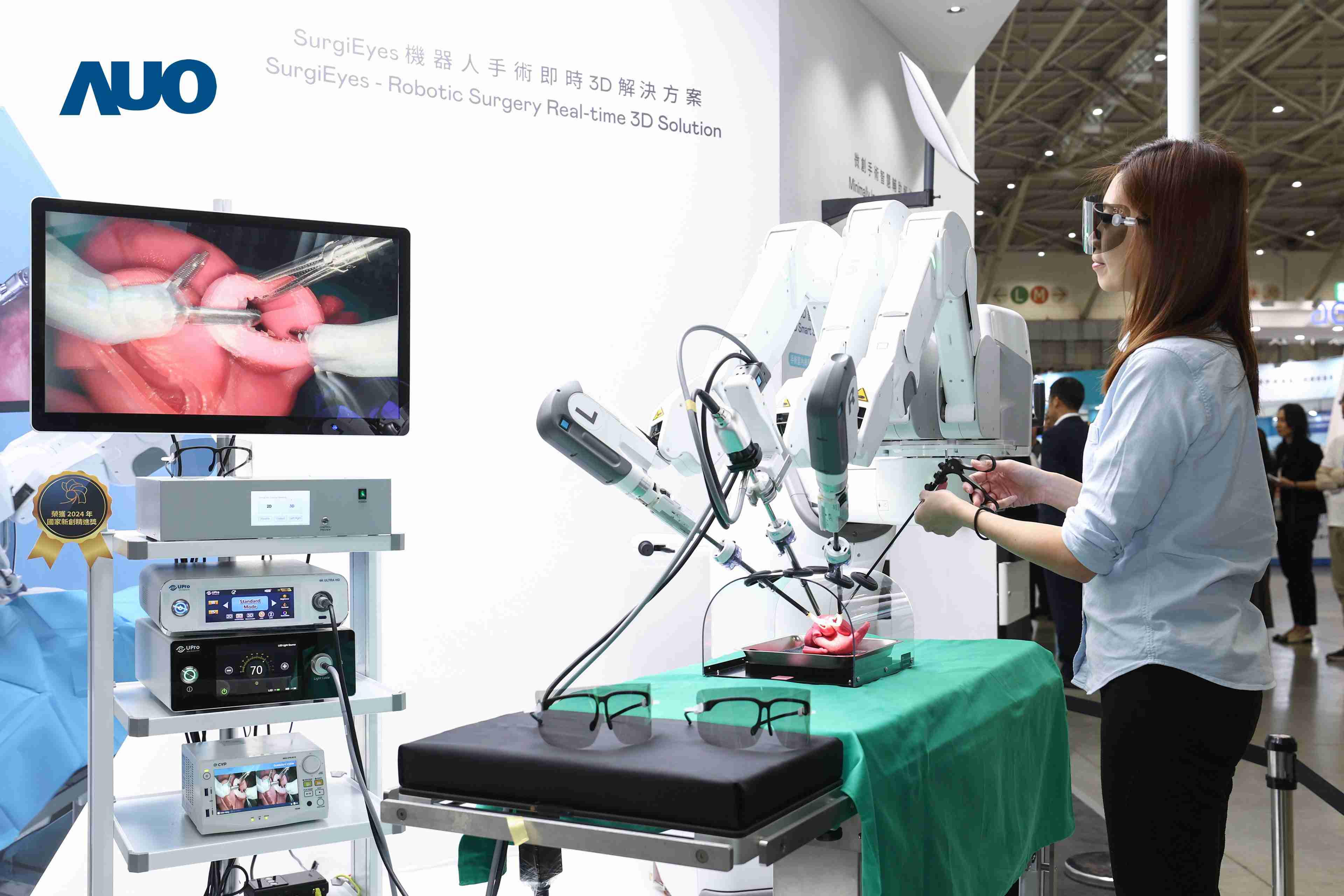 达擎以领先的3D显示技术推出〝SurgiEyes机器人手术实时3D解决方案〞，，整合先进3D图像处理与独家3D垂直宽视角、、广色域的显示技术，，，手术团队可实时同步主刀医师视角看到清晰3D影像，，，，提升沟通效率与安全性。。。。